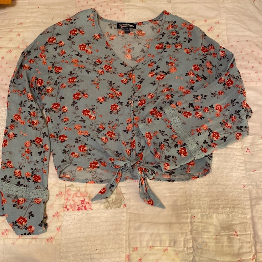 Cute, cropped, blue floral blouse. Size XS.